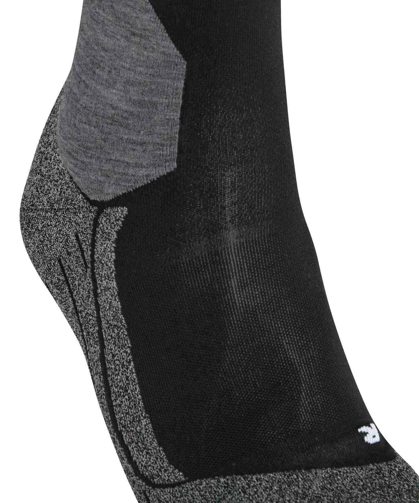 Detailansicht einer schwarzen Sportsocke mit grauen Texturbereichen an Ferse und Knöchel als Kontrast zum schwarzen Stoff. Die grauen Partien haben ein gesprenkeltes Muster, das Material eine feine Rippenstruktur. Weißes R-Logo unten.
