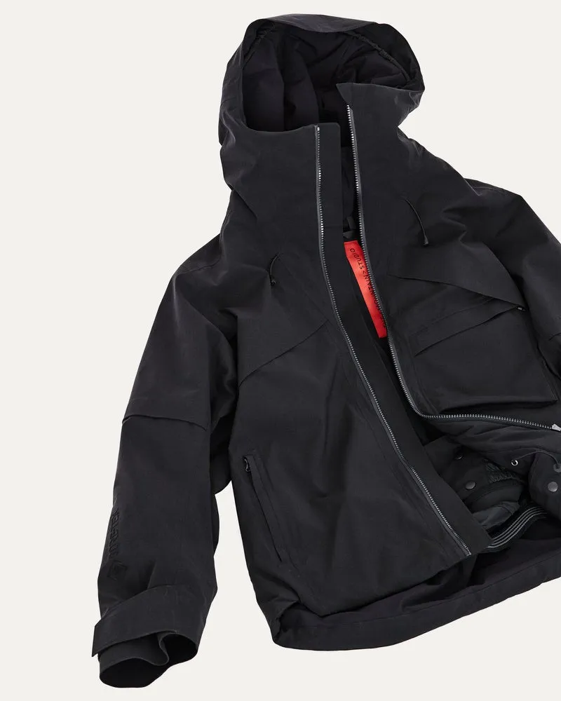 Schwarze, offene S-1 Gore-Tex 2L Stretch Insulated Jacket mit Kapuze und Reißverschluss. Taschen und Details sichtbar.
