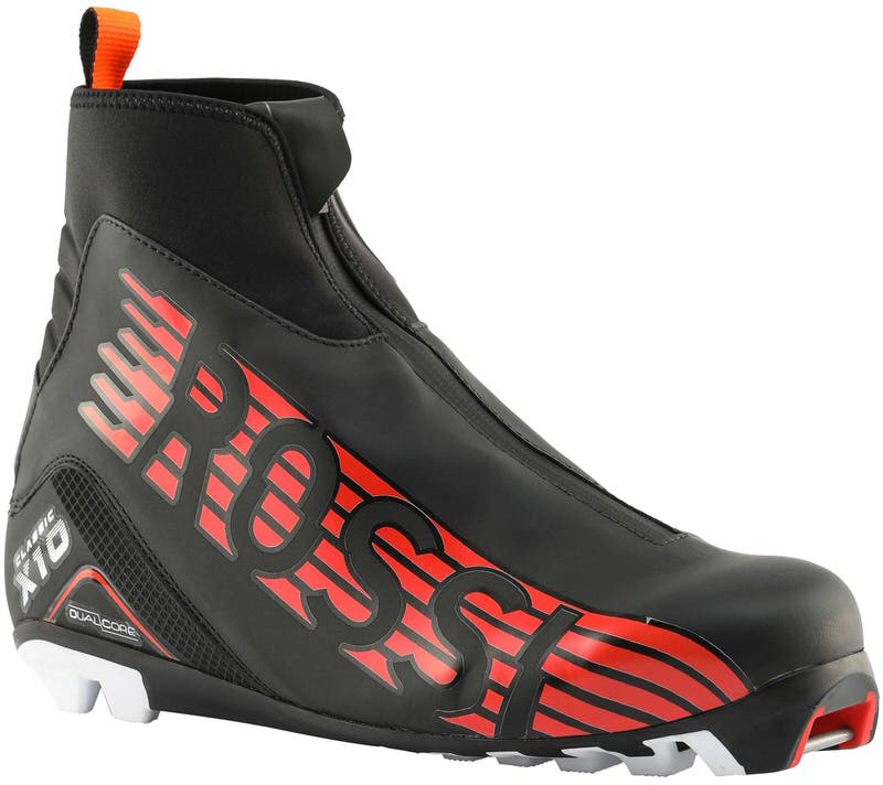 Schwarzer Rossignol X10 Classic Langlaufschuh mit rotem Logo und Details, Seitenansicht.