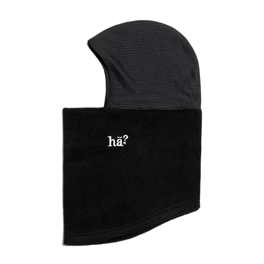 Schwarze Sturmmaske "The Mask Black" mit Logo, Oberteil aus grauem, atmungsaktivem Stoff, Unterteil aus Fleece.