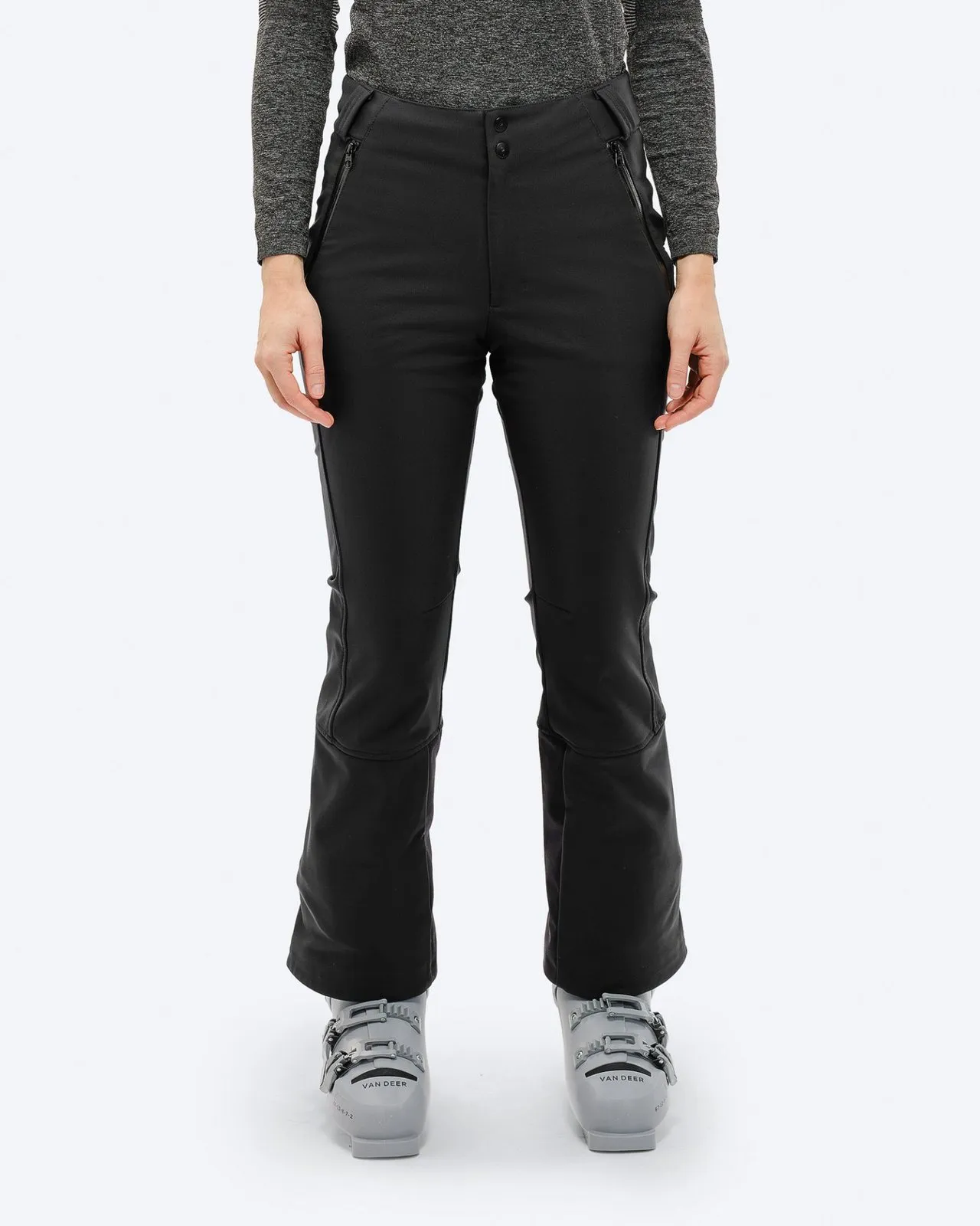 Person mit schwarzer P-4 W 2L Stretch Ski Pants und Skischuhen vor neutralem Hintergrund.