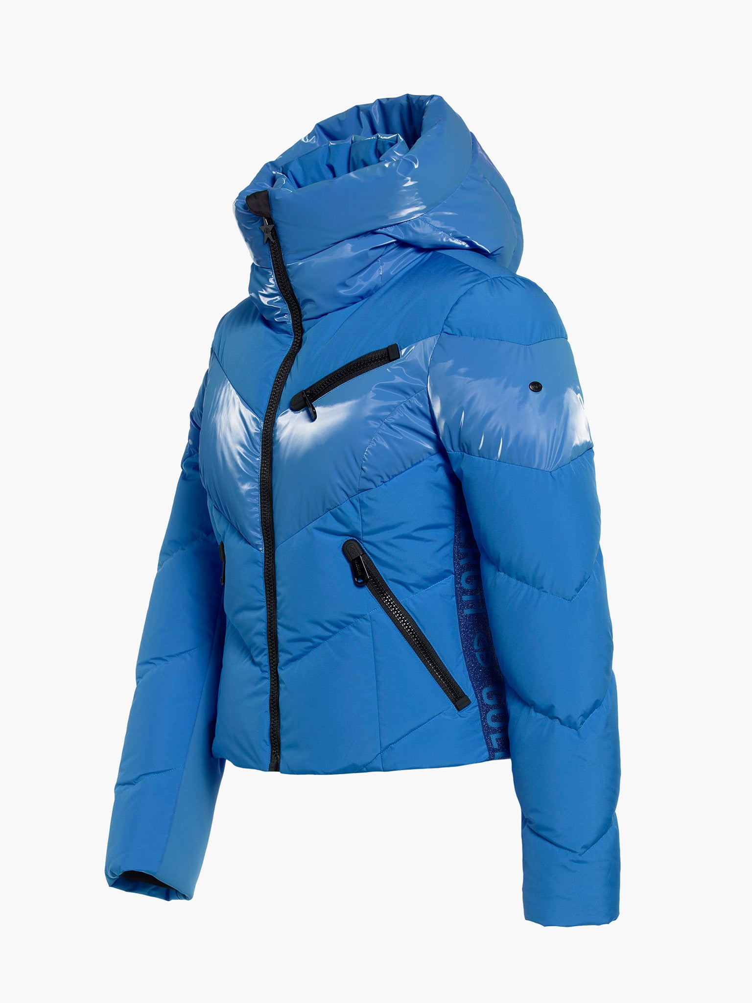 Blaue, gesteppte Moraine Skijacke mit Kapuze und Reißverschlusstaschen auf weißem Hintergrund.