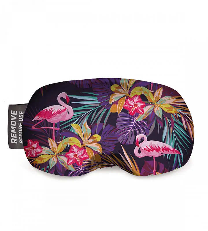 Schlafmaske mit tropischem Design: Flamingos, Hibiskusblüten und Blätter auf dunklem Grund. Text: "Remove Before Use".
