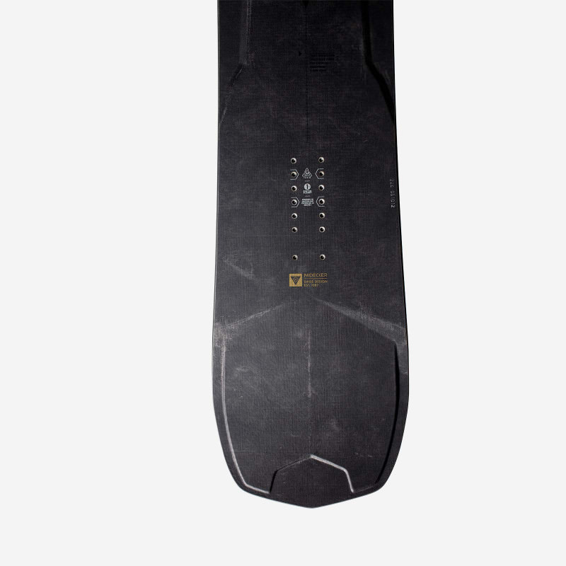 Nidecker Megalight Snowboard Detail Detailaufnahme des Nidecker Megalight Snowboards, zeigt Bindungs-Optionen, schwarzes Textur-Design und Logos.