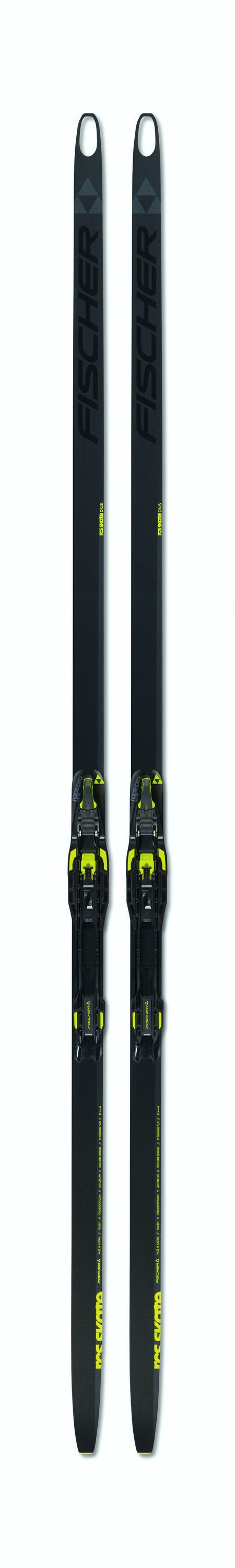 Zwei schwarze Fischer RCS Skate Ski mit gelben Akzenten und montierter Bindung, senkrecht auf weißem Grund.