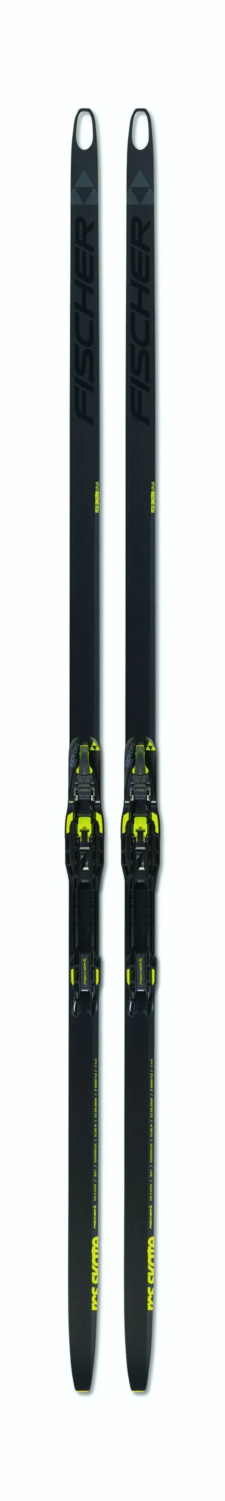 Zwei schwarze Fischer RCS Skate Ski mit gelben Akzenten und montierter Bindung, senkrecht auf weißem Grund.