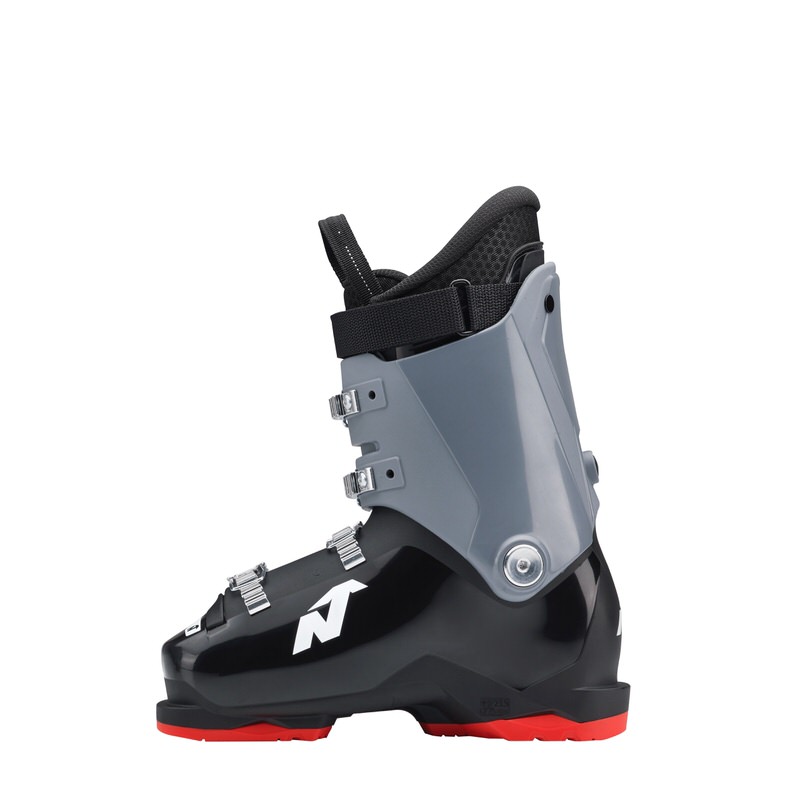 Schwarzer Nordica Speedmachine J 4 Skischuh, seitliche Ansicht, mit vier silbernen Schnallen und grauer Manschette. Rote Sohle sichtbar.