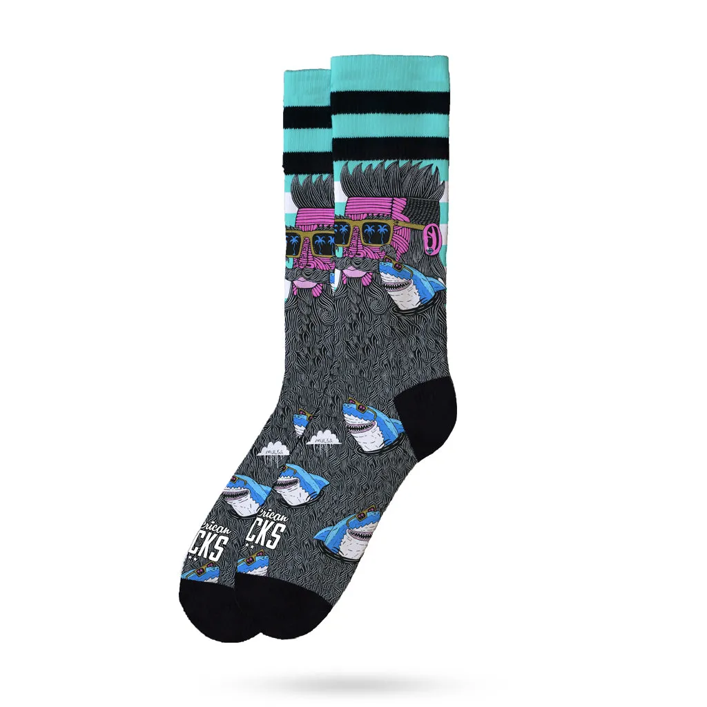 Eine Socke der Seacreatures Giftbox mit Hai- und Bartträger-Motiven, türkisem Bund und schwarzen Details.