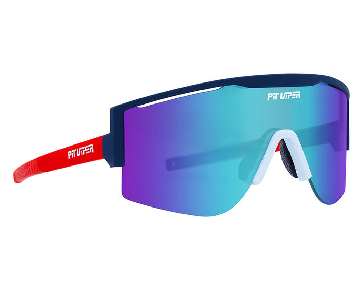 Lunettes de soleil bleues Pit Viper  Lunettes de soleil bleues Pit Viper avec verres miroirs, branches rouges et plaquette de nez blanche.