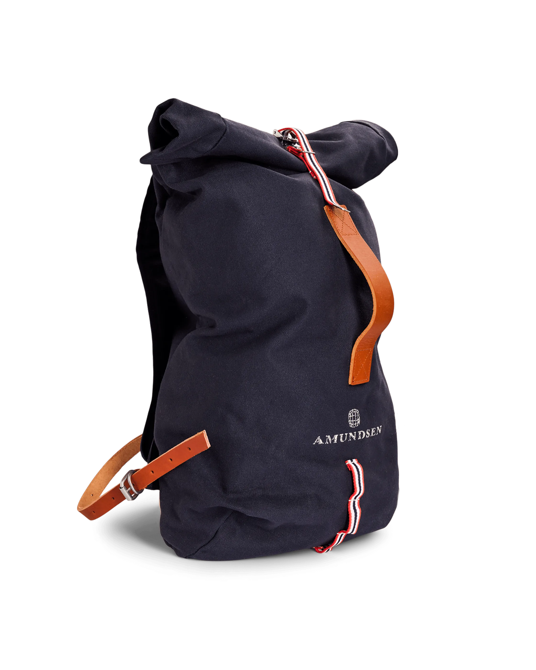 Zaino blu scuro con cinghie in pelle marrone e banda a righe bianche e rosse, marchio "Amundsen" stampato sul lato.