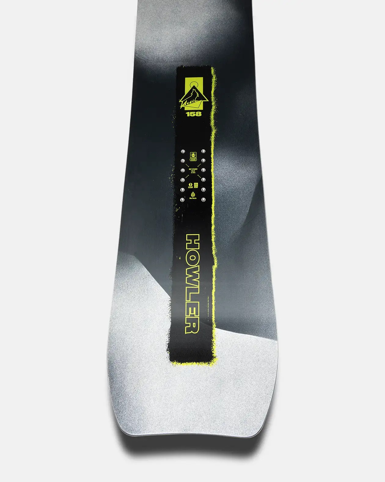 Nahaufnahme eines Snowboards mit Aufdruck in Gelb und Grau. Schwarzer Streifen mit gelber Schrift HOWLER.