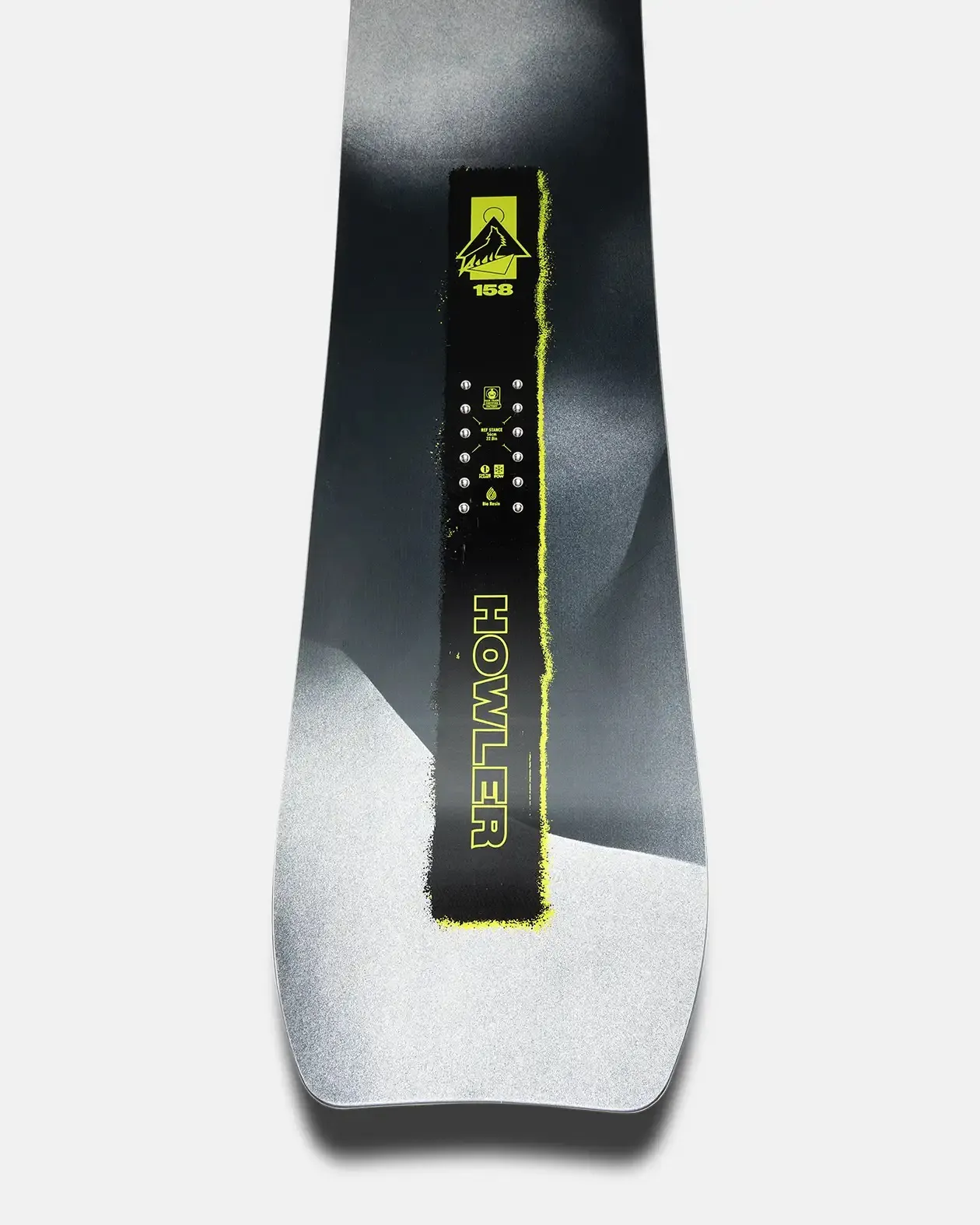 Primo piano di uno snowboard con stampa in giallo e grigio. Striscia nera con scritta gialla HOWLER.