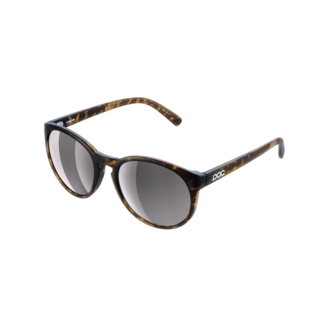 POC Know Tortoise Brown Sonnenbrille, seitliche Ansicht. Braunes Schildpattmuster an Rahmen und Bügeln, graue Gläser.