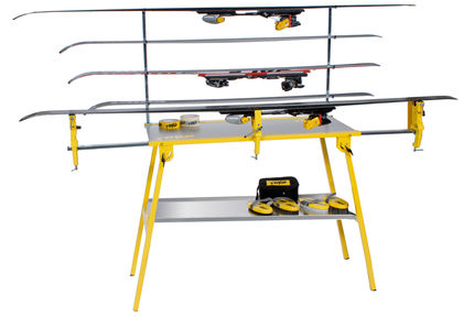 Établi jaune pour skis Établi jaune avec porte-skis pour le montage et l'entretien des skis avec des skis de différentes hauteurs.