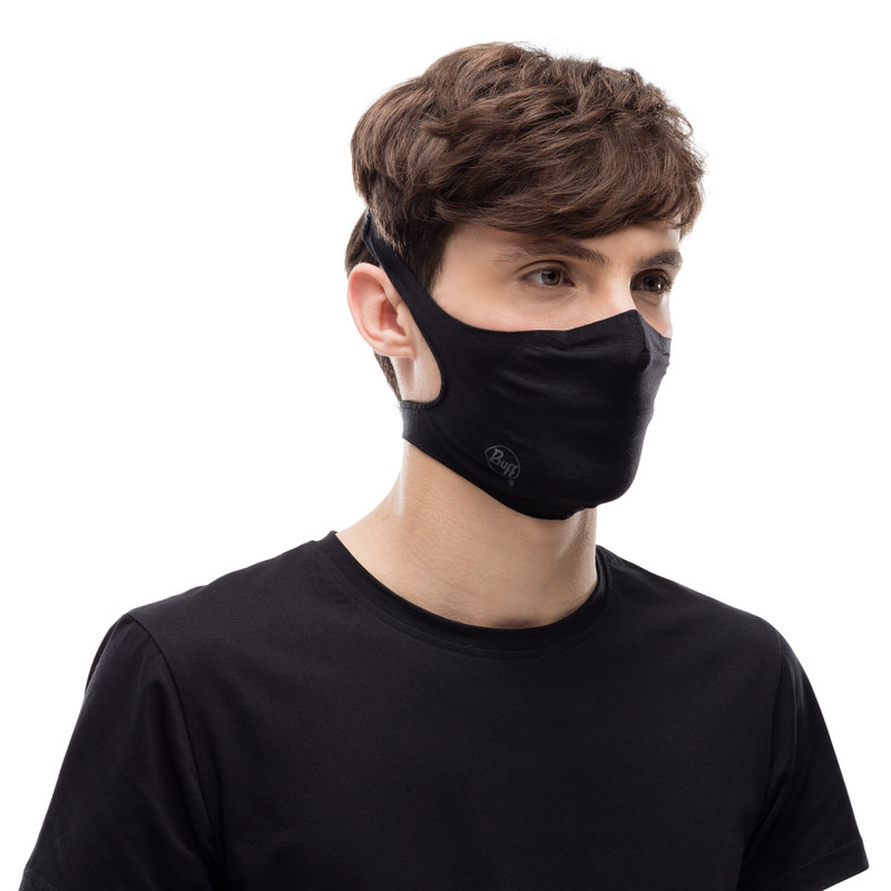 Eine Person trägt eine schwarze Buff Filter Maske. Die Maske bedeckt Nase und Mund.