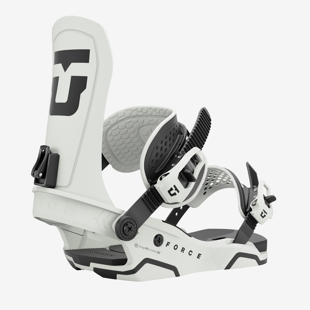Schräg angeschnittene Union Force Snowboardbindung in Sand-Optik mit schwarzen Akzenten.