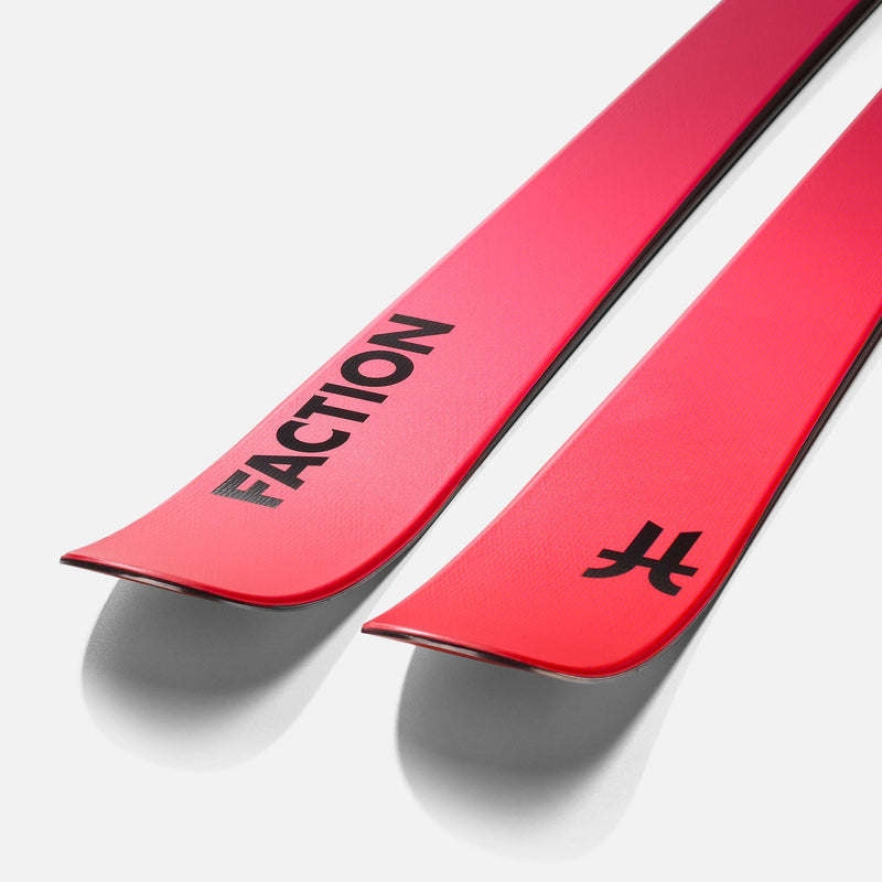 Zwei rote Ski auf weißem Grund, einer mit dem schwarzen Schriftzug "FACTION", der andere mit einem stilisierten schwarzen Logo.