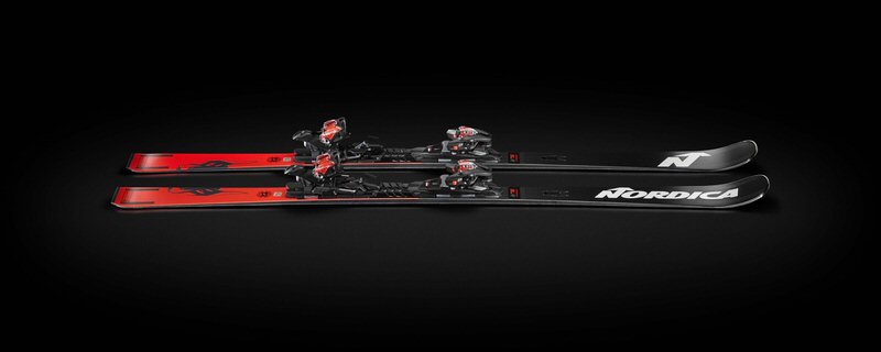 Schwarze Nordica Dobermann SLR Ski mit roter und schwarzer Bindung, im Studio auf schwarzem Hintergrund fotografiert.