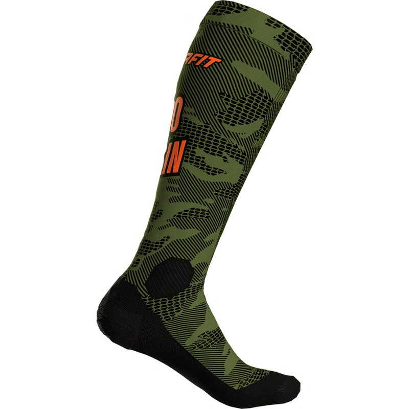 Eine einzelne grüne Dynafit FT Winter Moss Skisocke mit schwarzem Muster, schwarzer Ferse und orangefarbenem Logo.