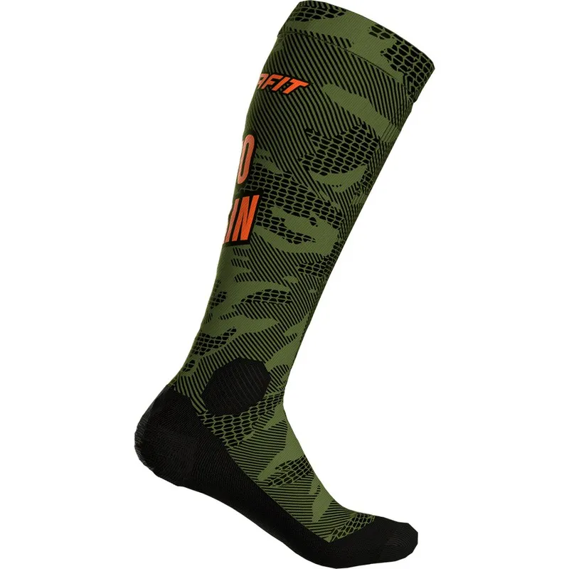 Eine einzelne grüne Dynafit FT Winter Moss Skisocke mit schwarzem Muster, schwarzer Ferse und orangefarbenem Logo.
