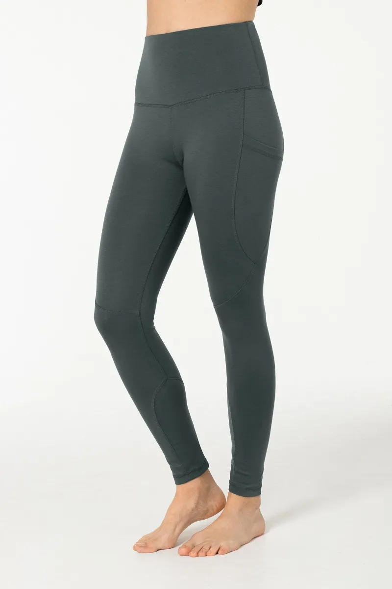 Collant gris Super.Natural Favourite avec poche latérale, porté sur une personne, sur un fond blanc.