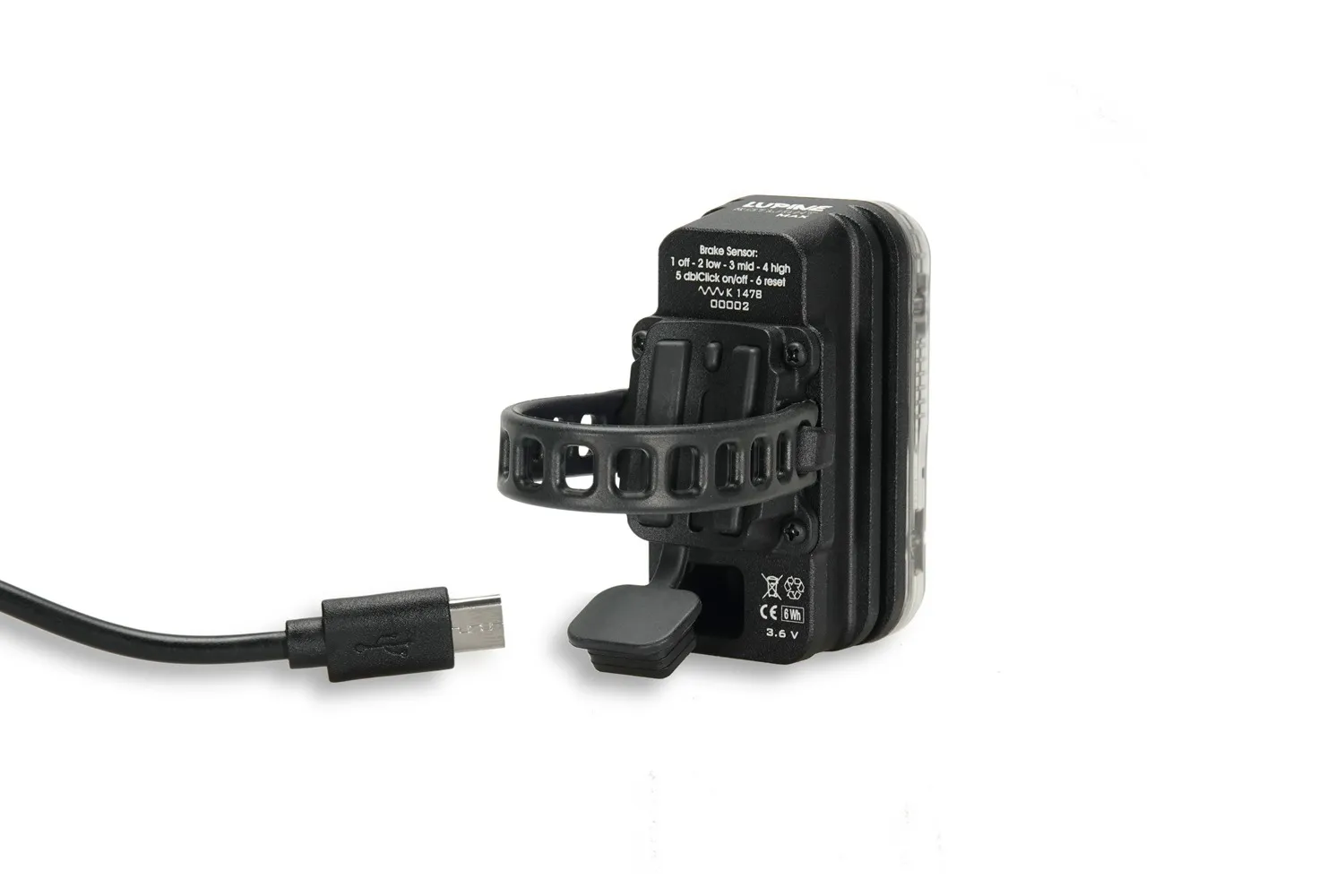 Schwarzes Rotlicht Max Rücklicht mit Halterung und Micro-USB Kabel. Steckerschutz ist angebracht.