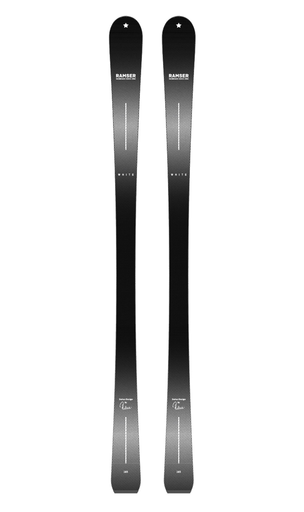 Ramser Ski White LTD Deux skis Ramser White LTD, pris de haut en bas, avec un motif noir et une écriture blanche.