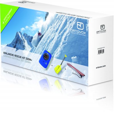 Verpackung des ORTOVOX Avalanche Rescue Set Zoom+ mit LVS-Gerät, Schaufel und Sonde vor verschneiter Berglandschaft.