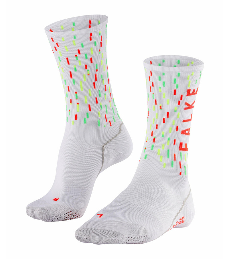 Zwei weiße Peloton Socken mit roten, gelben und grünen Strichen. Eine Socke zeigt den Schriftzug FALKE.