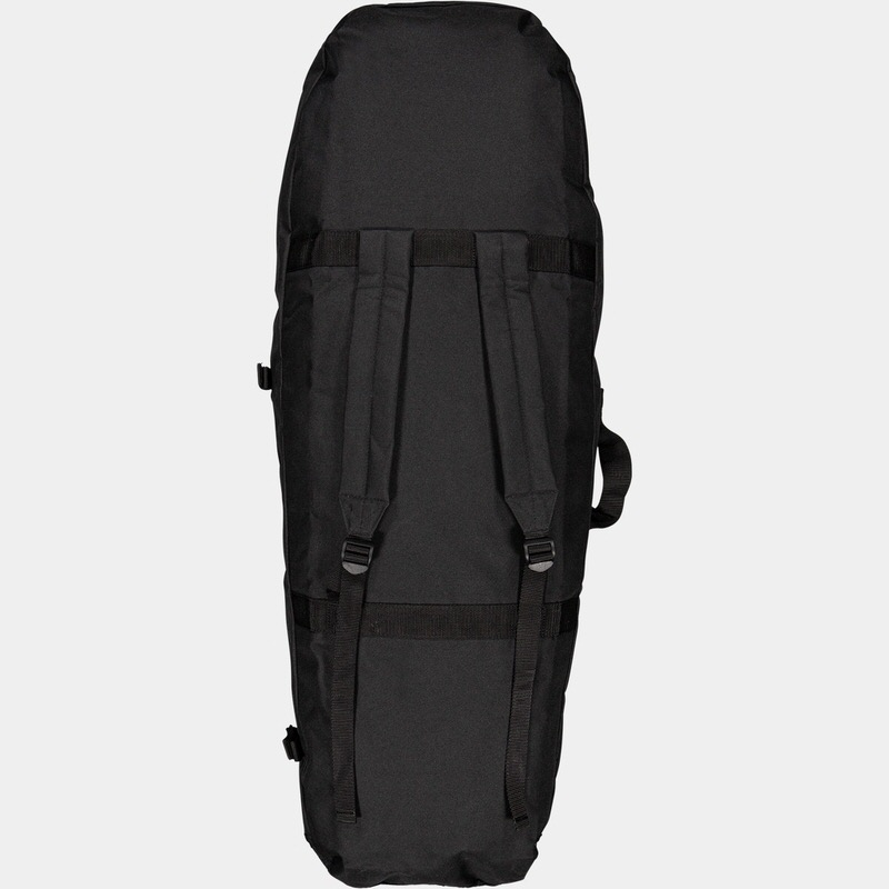 Schwarze Schneeschuhtasche mit Tragegriffen und Schultergurten vor neutralem Hintergrund.