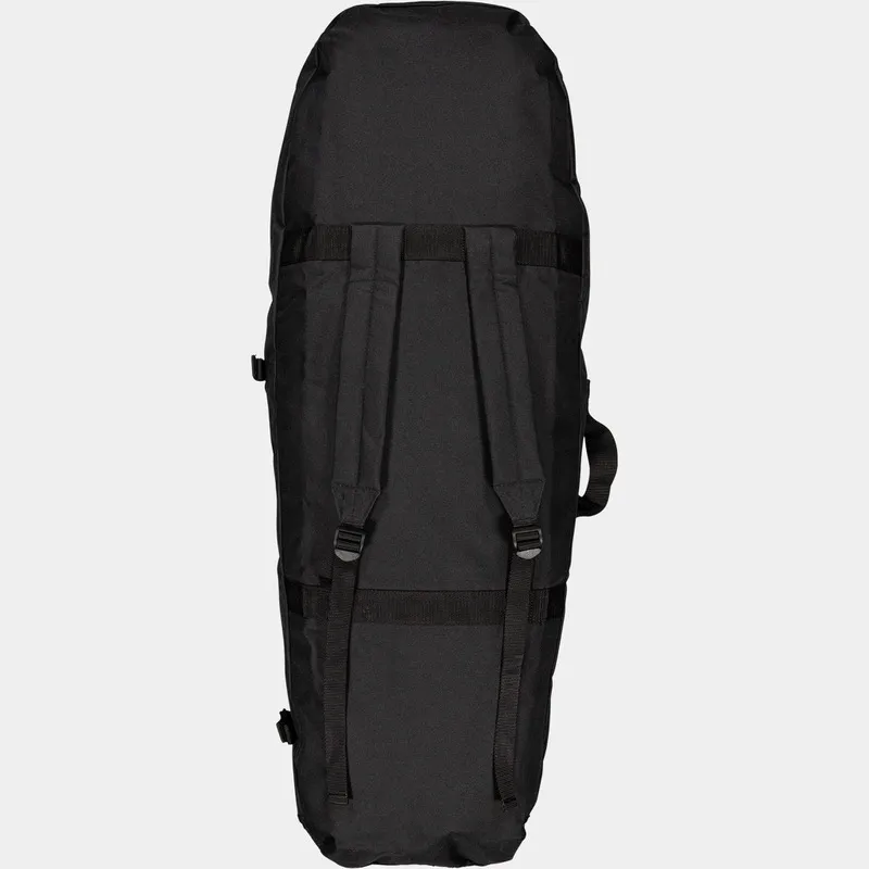 Schwarze Schneeschuhtasche mit Tragegriffen und Schultergurten vor neutralem Hintergrund.