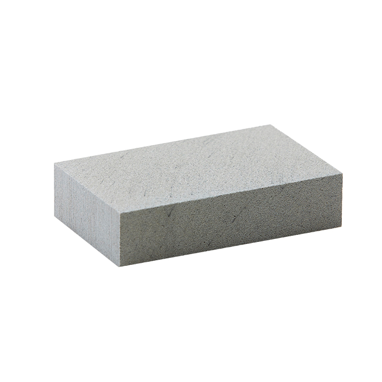 Caoutchouc brise-bordures gris Caoutchouc gris rectangulaire SNOLI à texture grossière.