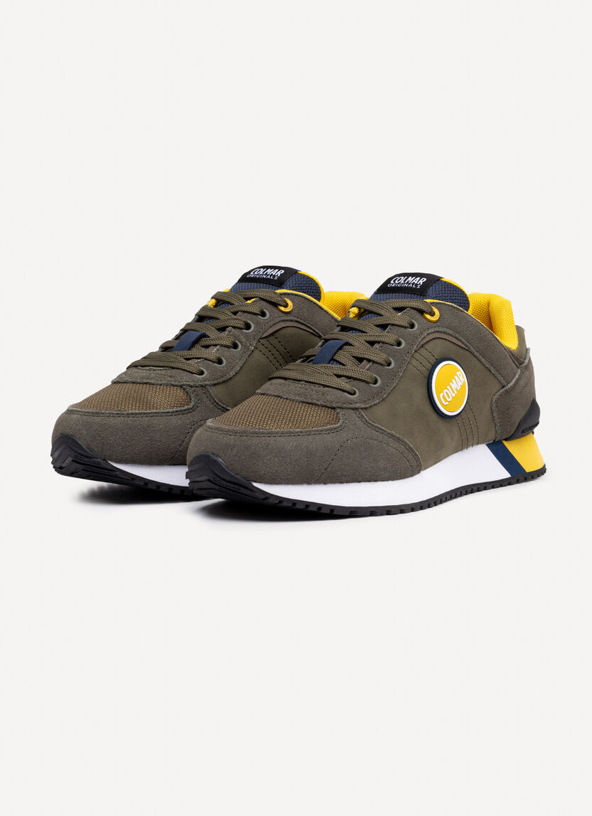 Zwei Colmar Travis Plus Colors Sneaker in olivgrün, gelben Akzenten und weißen Sohlen.