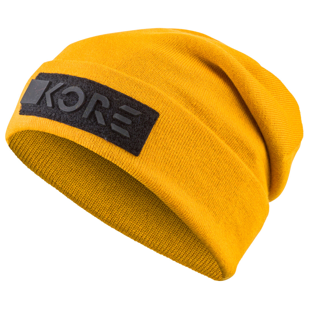 Gelbe KORE Beanie mit schwarzem Logo-Patch, gestrickt, auf weißem Grund.