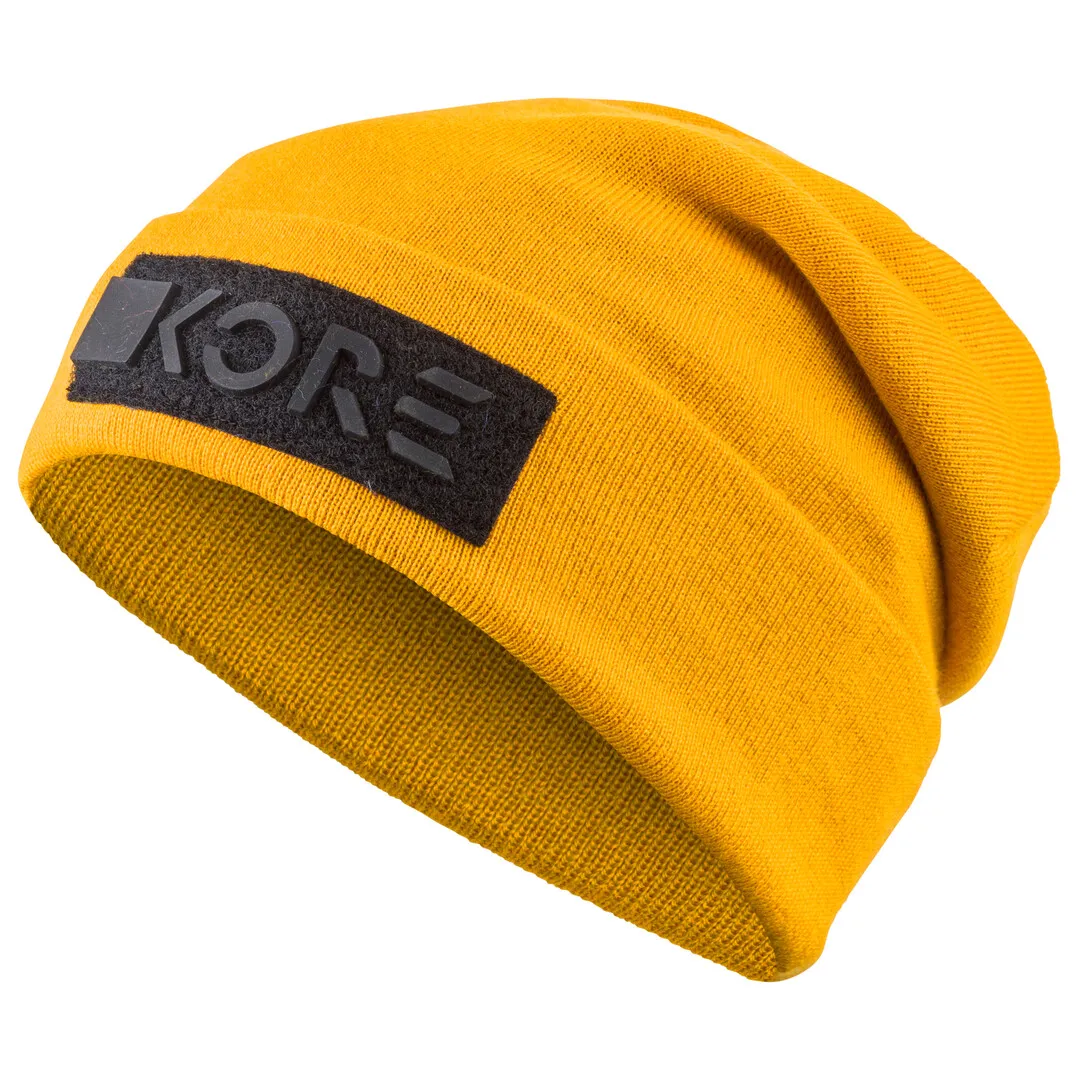 Berretto KORE giallo con patch logo nero, lavorato a maglia, su sfondo bianco.