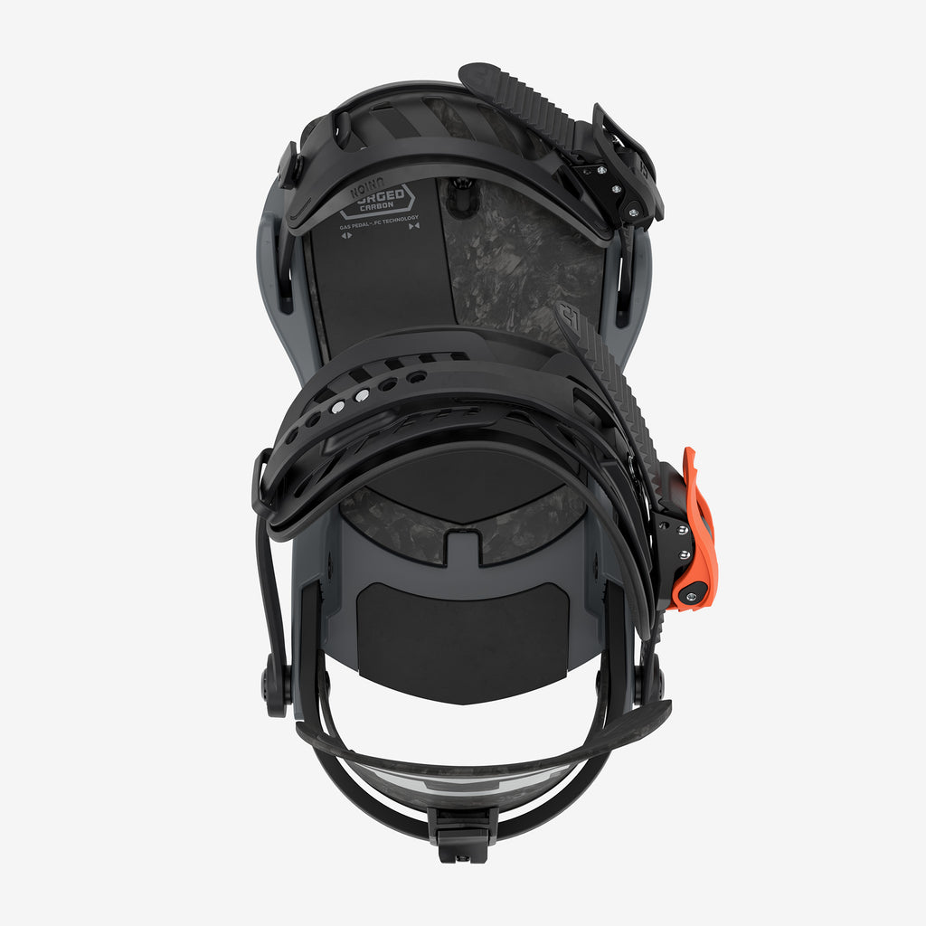 Eine Snowboardbindung in Schwarz und Grau mit einem orangefarbenen Detail. Ansicht von oben, zentriert vor einem weißen Hintergrund.