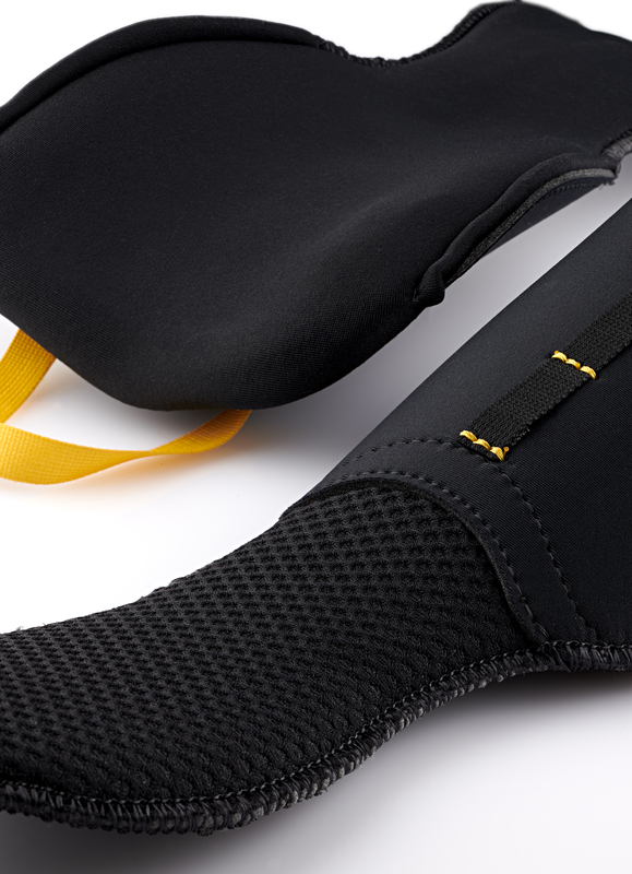 Detailansicht der Sidas Comfort Fit Zunge Evo. Schwarz mit gelben Akzenten und verschiedenen Texturen.