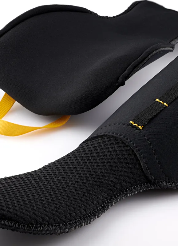 Vue détaillée de la languette Sidas Comfort Fit Evo. Noir avec des accents jaunes et différentes textures.