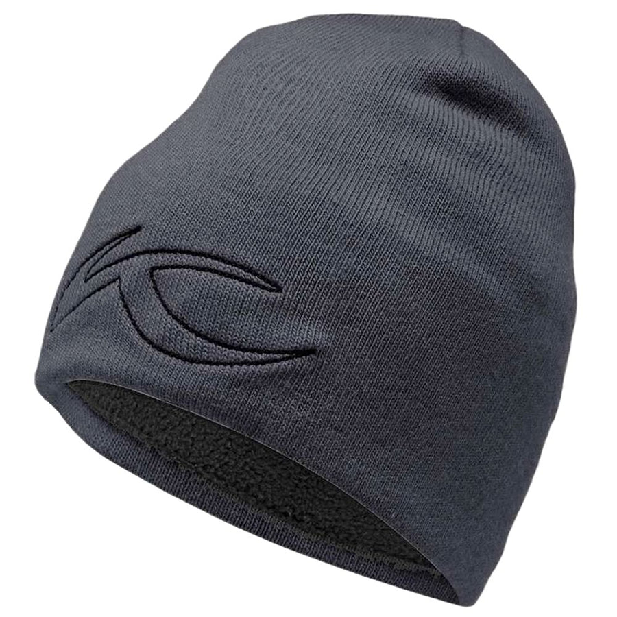 Eine graue Strickmütze mit einem dunkleren, stilisierten "K"-Logo an der Seite. Die Mütze hat eine leichte Faltenbildung an der Oberseite.