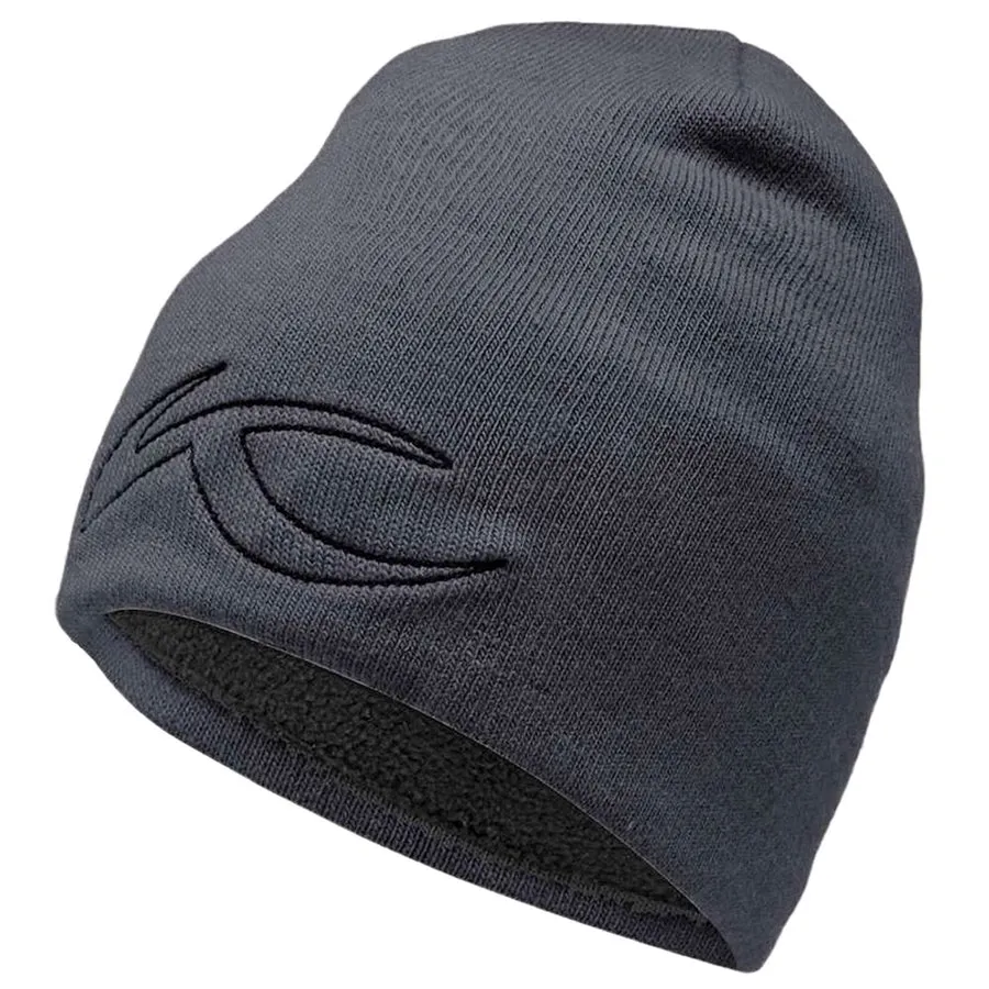 Un bonnet gris en tricot avec un logo "K" stylisé plus foncé sur le côté. Le bonnet est légèrement plissé sur le dessus.