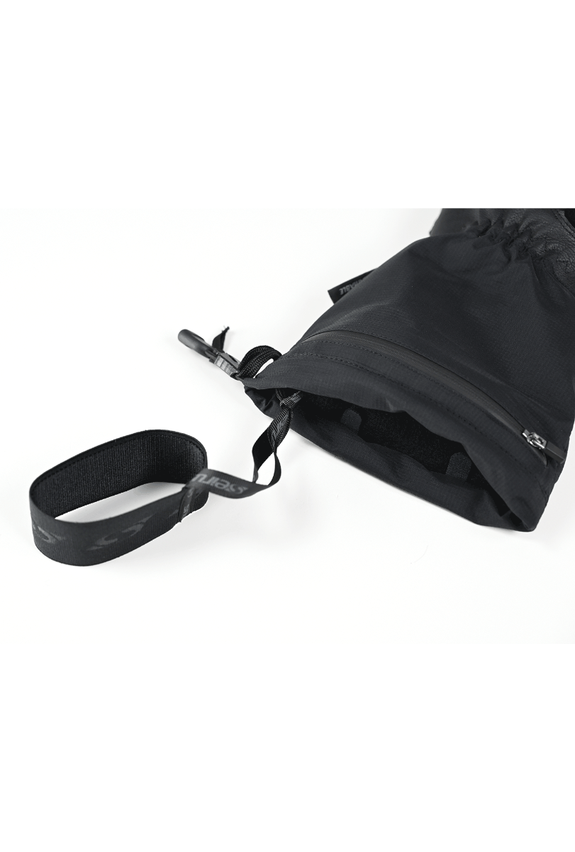 Nahaufnahme eines schwarzen Handschuhs mit elastischer Schlaufe, Teil der Comfort Leash, vor weißem Hintergrund.