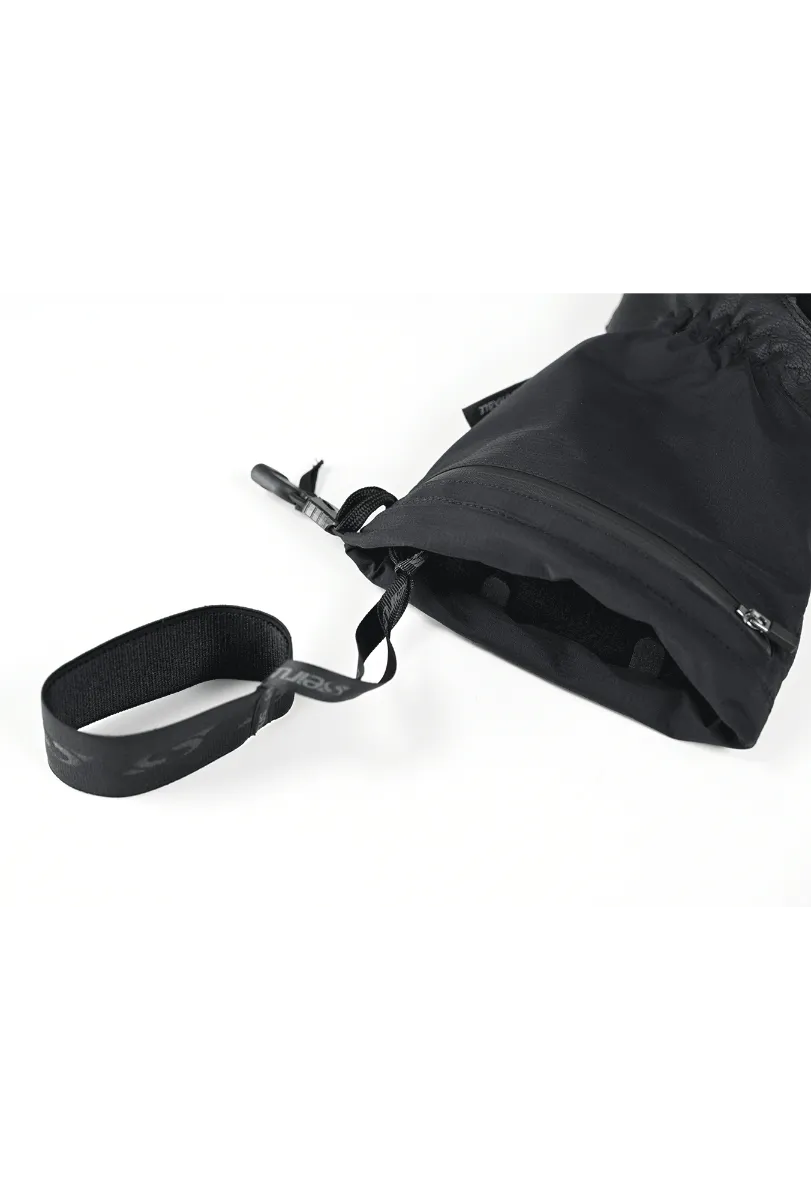 Primo piano di un guanto nero con anello elastico, parte del Comfort Leash, su sfondo bianco.