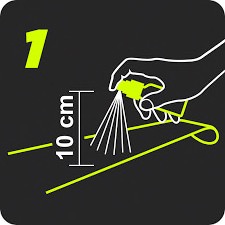 Gigaglide Tour Spray Anwendung Auftragen von Gigaglide Tour Spray: Hand sprüht aus 10 cm Entfernung auf Ski. Symbolische Darstellung.