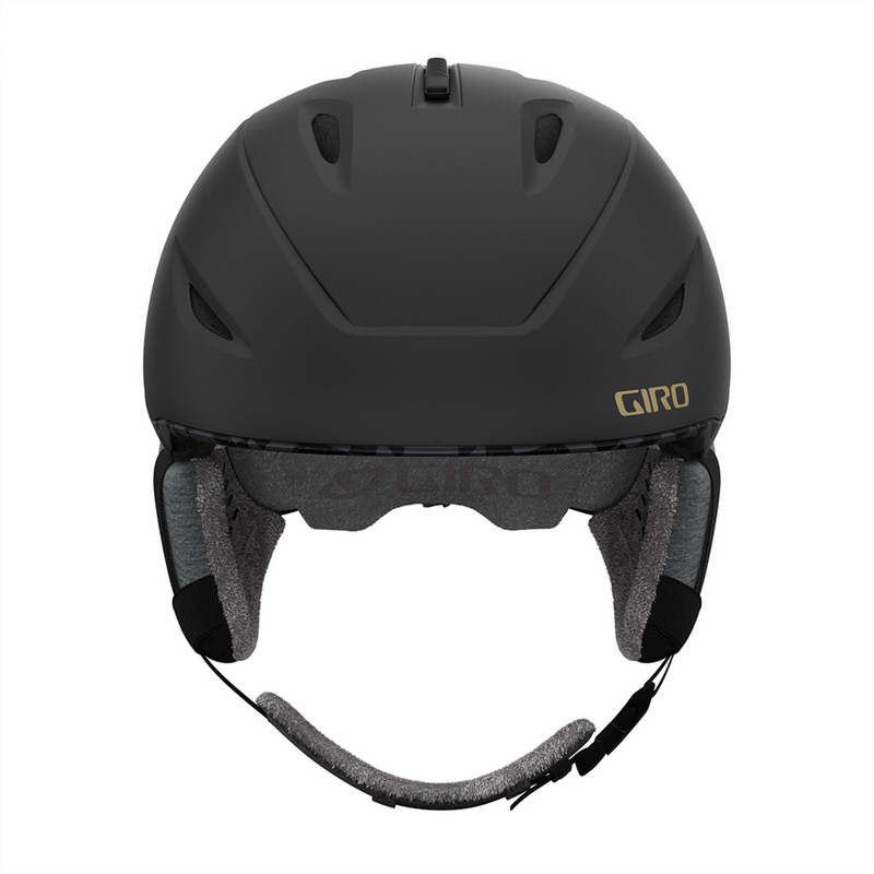 Mattschwarzer Giro Fade Mips Skihelm von vorn, mit Ohrenpolstern und verstellbarem Kinnriemen.