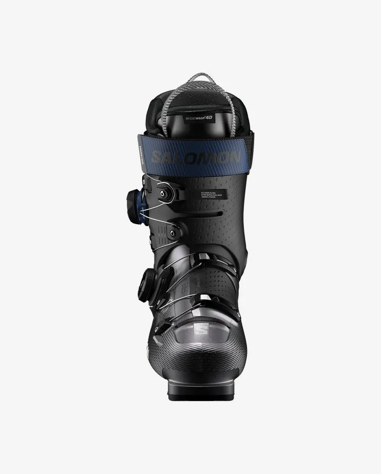 Chaussure de ski noire de face, avec des accents bleus et l'inscription "Salomon" sur une bande. Elle a un système de laçage compliqué et un design structuré.