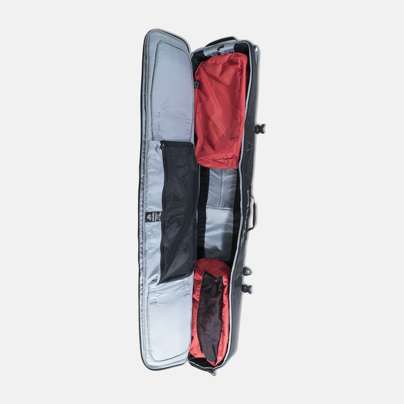 Board Bag Expedition ouvert Jones avec compartiments et poches amovibles en rouge et noir.