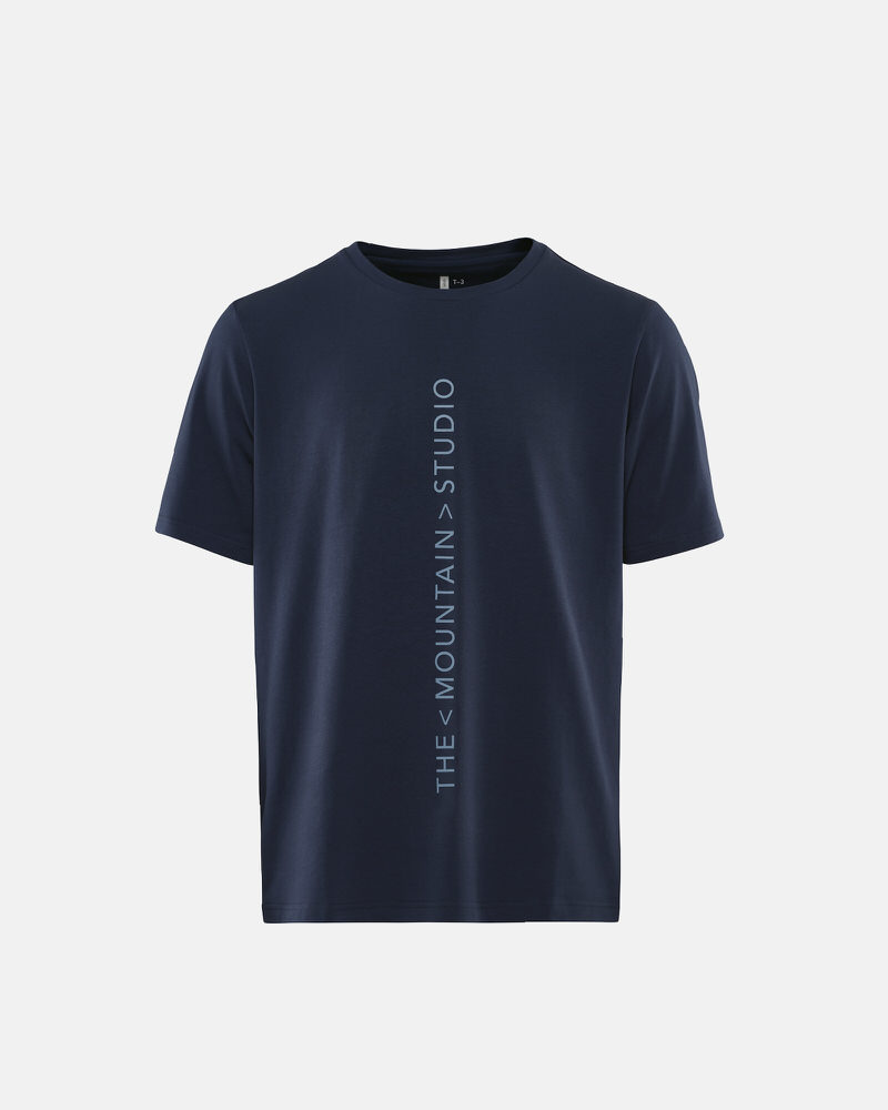 T-shirt bleu foncé avec l'inscription verticale "The Mountain Studio".