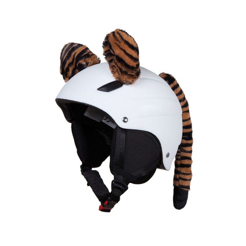 Weisser Skihelm mit Tigerohren und Schwanz. Die Ohren und der Schwanz sind braun-schwarz gestreift.