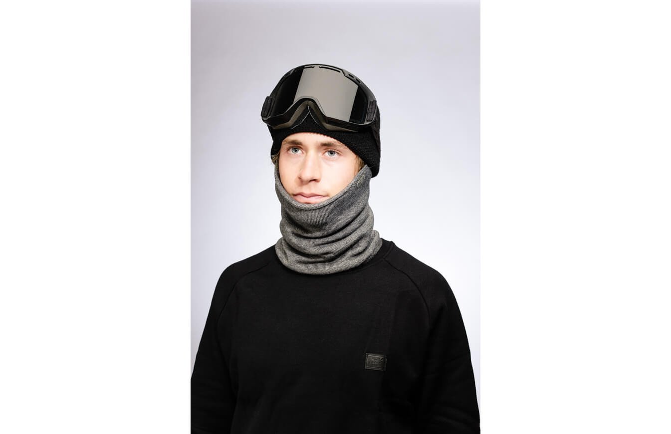 Homme portant des lunettes de ski, un bonnet et un cache-nez gris en mérinos Drifter.