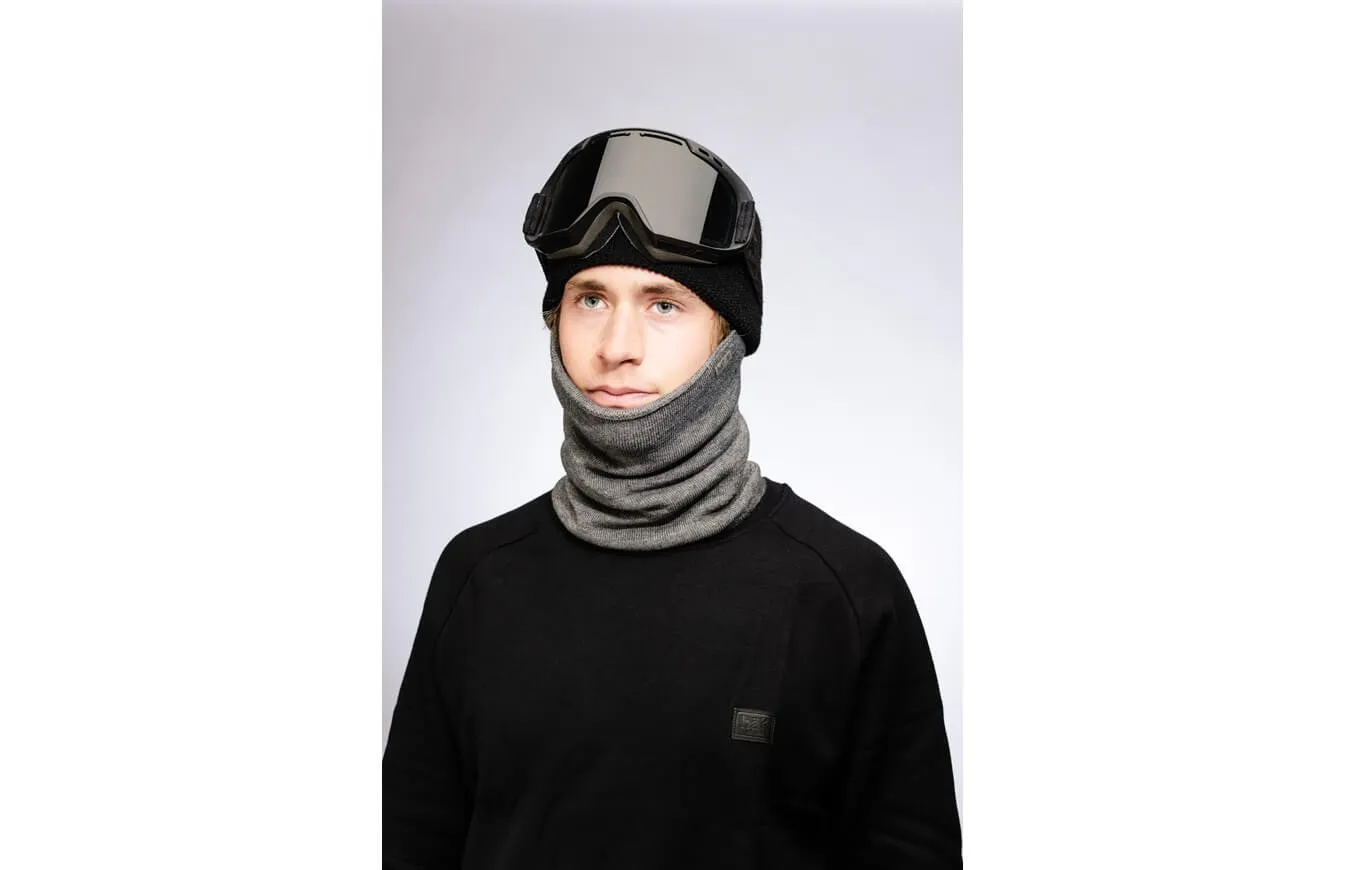 Man with ski goggles, cap and gray Drifter Merino neckwarmer.